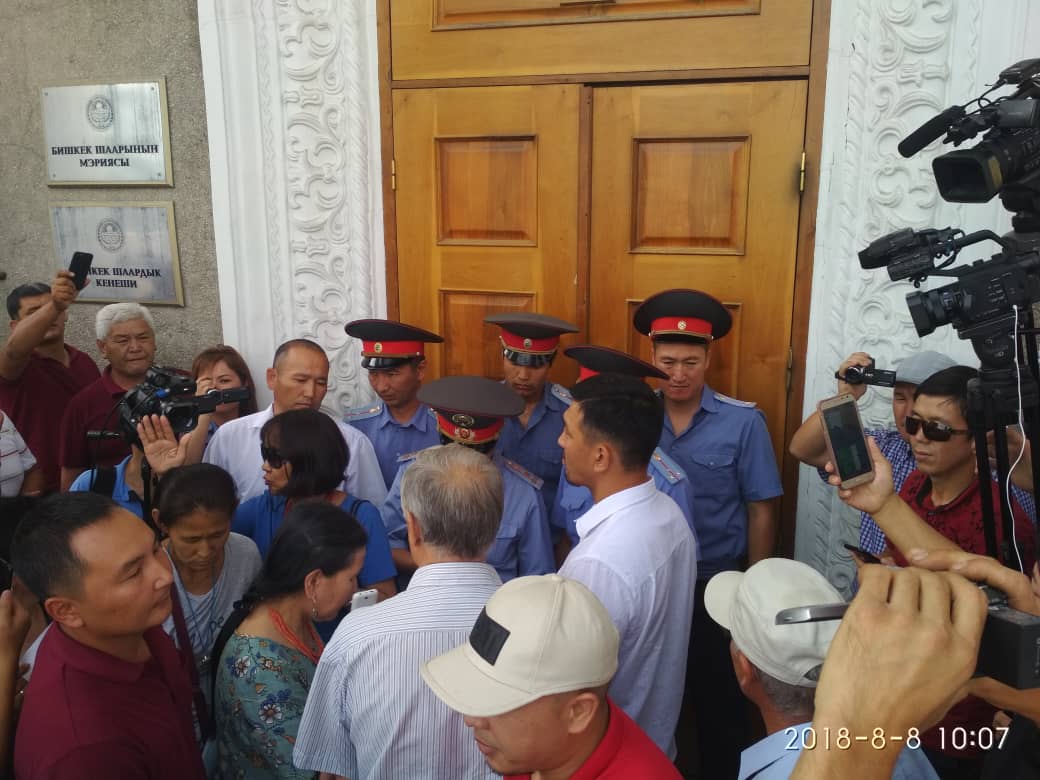 Жарандык активисттерди шаардык мэриянын имаратына киргизбей коюшту